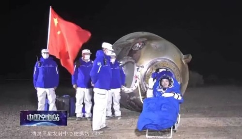 準(zhǔn)時(shí)回家，祝賀神舟十八號(hào)載人飛船返回艙成功著陸